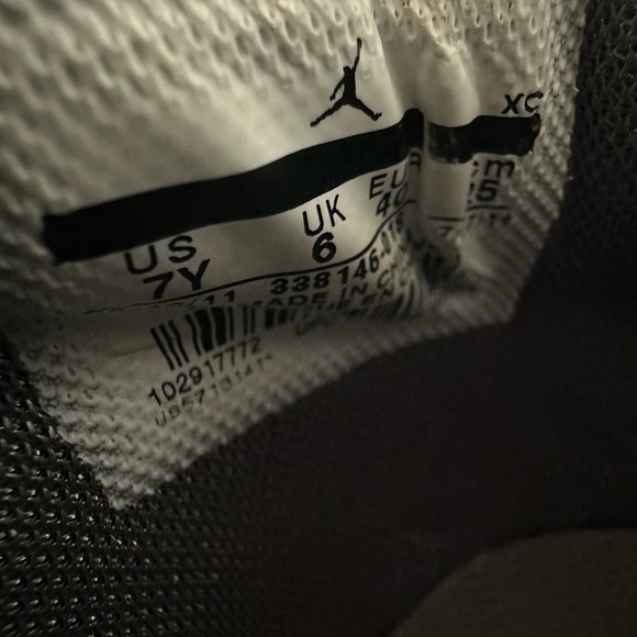 Gray Nike Sneakers with Patterned Swoosh size 7 - Picture 10 of 10